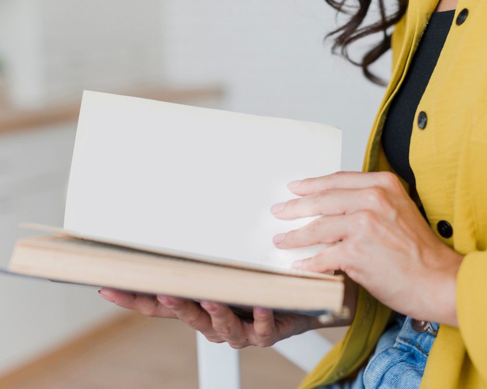 Autora sosteniendo un libro mientras define cuántos libros imprimir en la primera edición según su proyecto editorial.