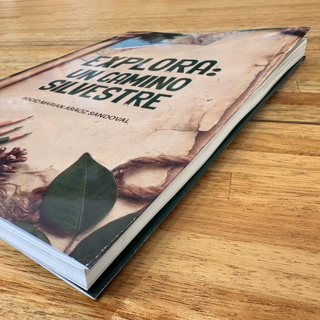 Encuadernación de libro en tapa blanda visto en ángulo.