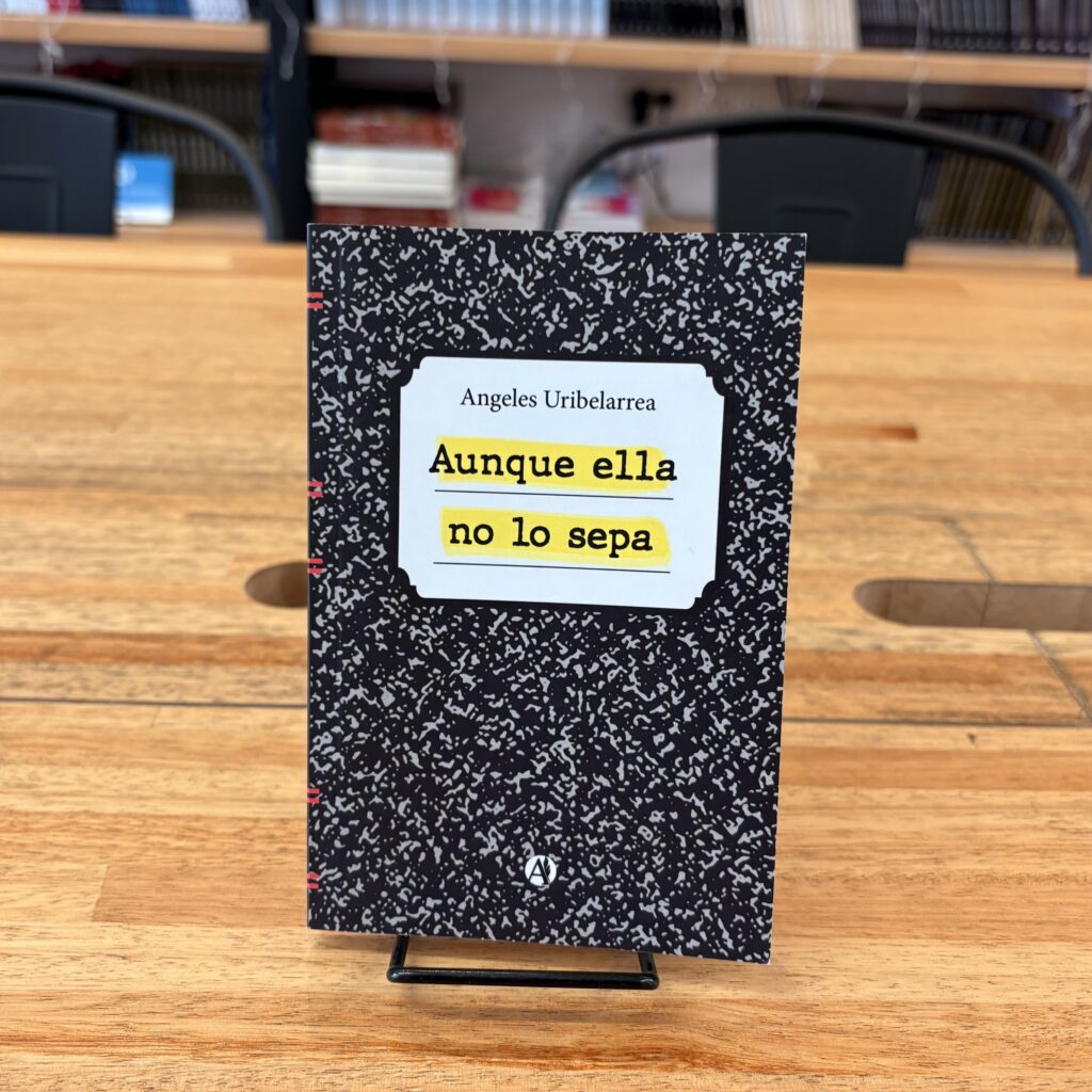 Ejemplar de libro en formato pequeño tipo bolsillo.