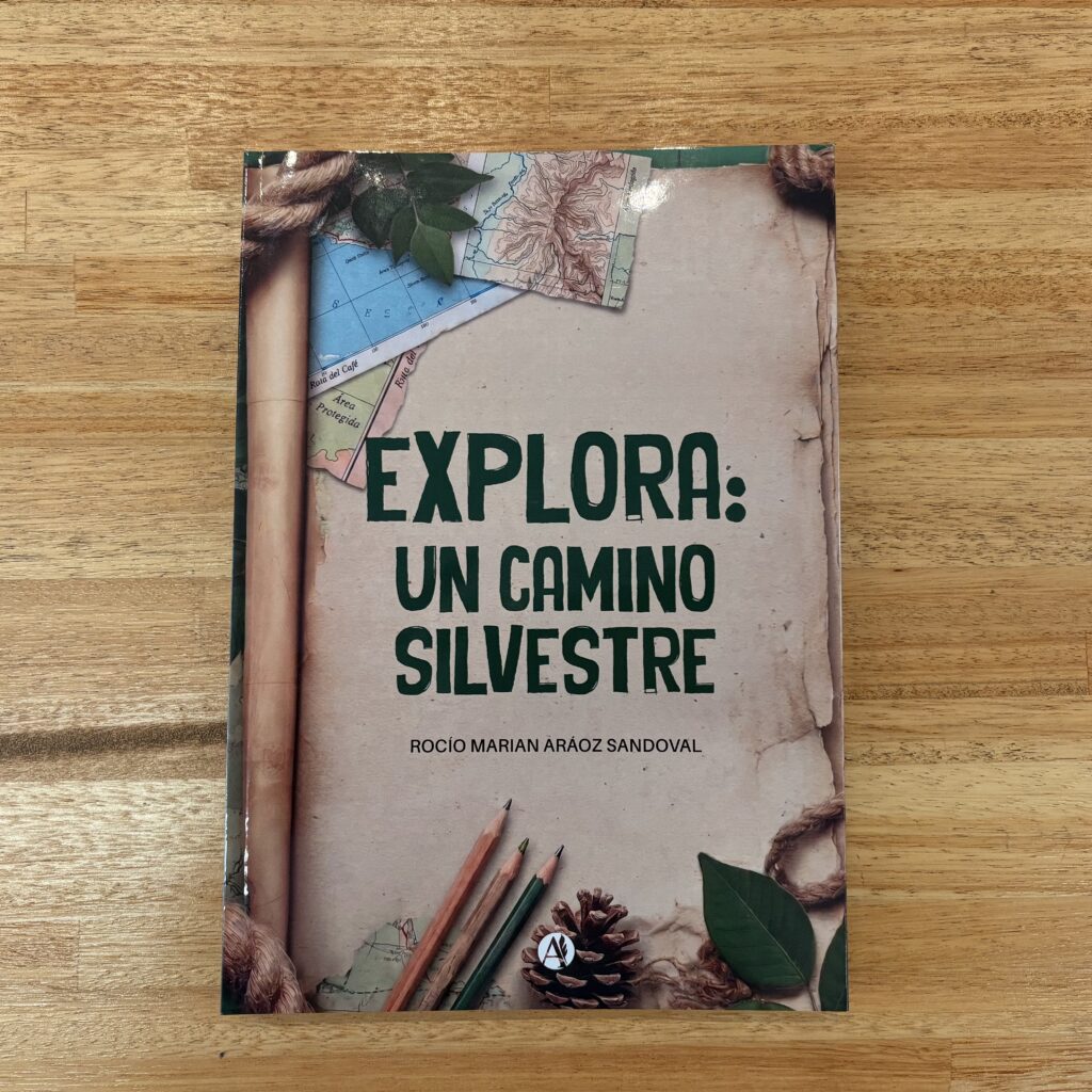 Libro impreso en tapa blanda con acabado brillante.