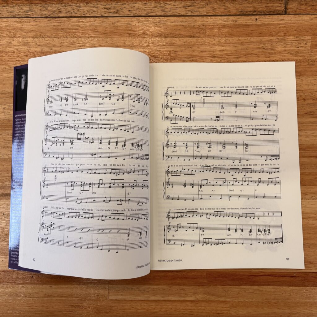 Libro de música impreso en papel ahuesado de tono cálido.