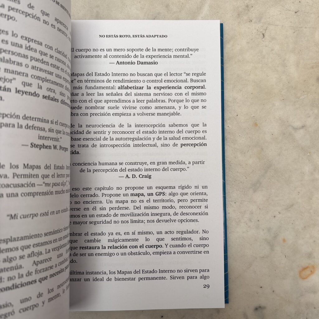 Páginas interiores de libro impresas en papel obra blanco.
