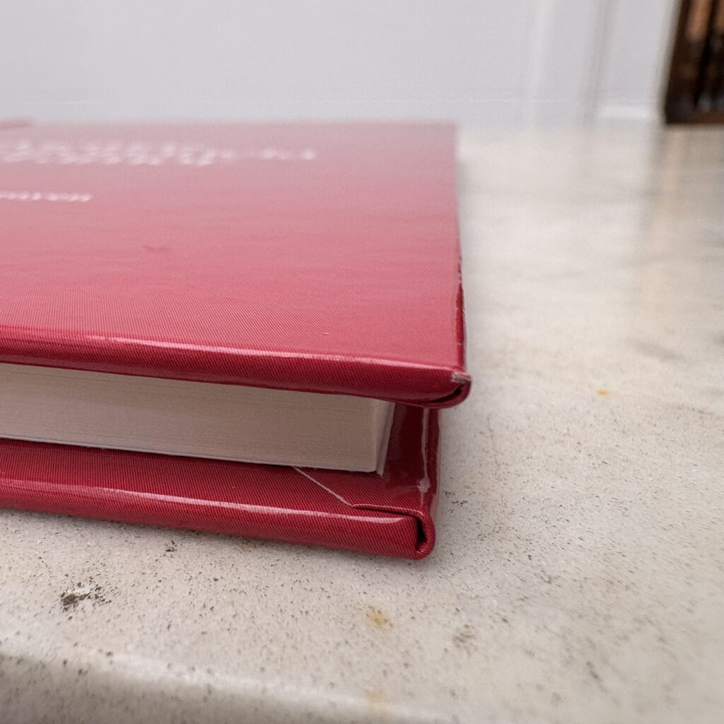 Libro con encuadernación reforzada en tapa dura.