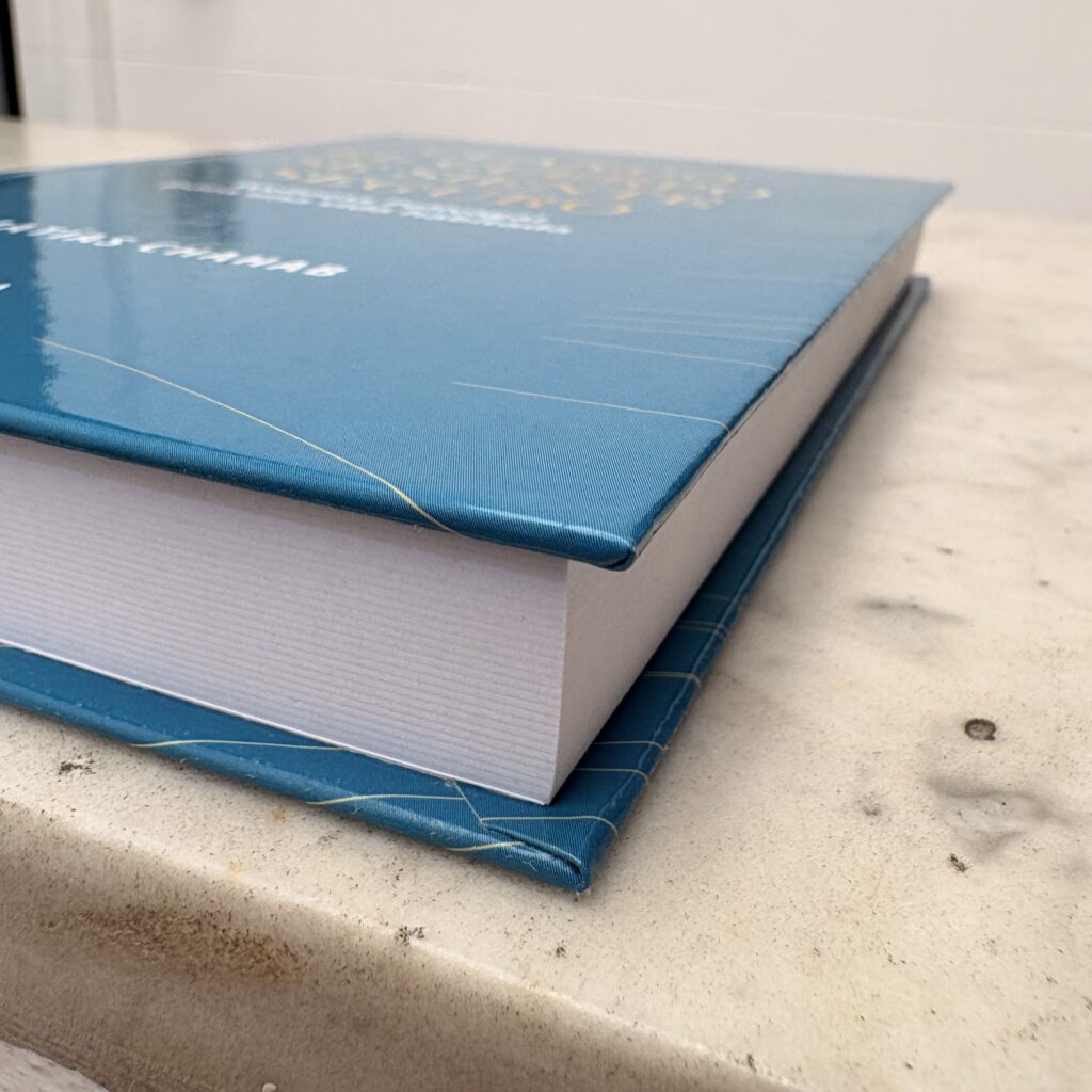 Encuadernación de libro en tapa dura con lomo grueso.