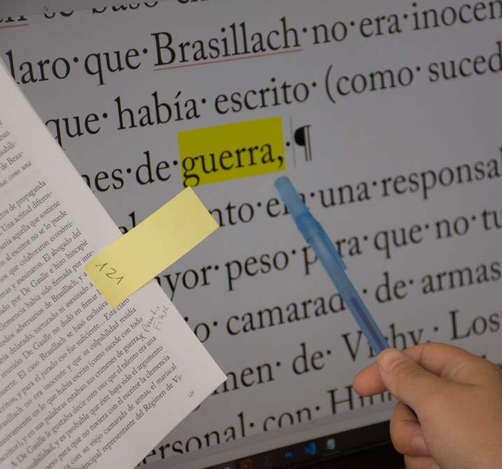 Persona revisando un manuscrito impreso para servicio de corrección de textos y estilo editorial