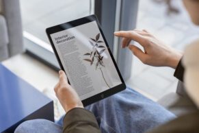 persona-leyendo-revista-linea-usando-dispositivo-digital